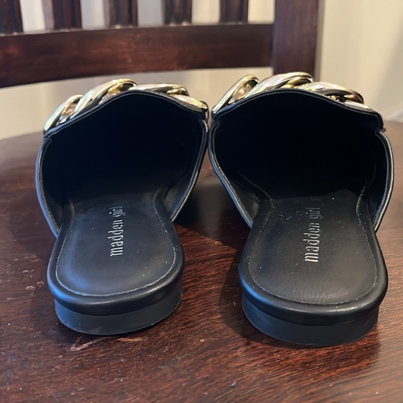 Madden Girl Women's Squireee Mule Slip-On Flats, Chunky Gold Chain, Black size 6 - Picture 7 of 12